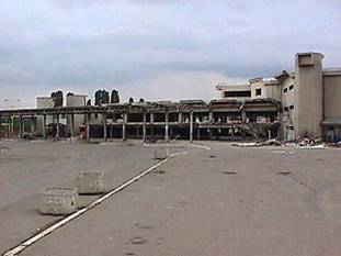 Platgebombardeerd Servisch hoofdkwartier Militaire politie Pristina (foto Gert Jan Rohmensen, RNW 1999)